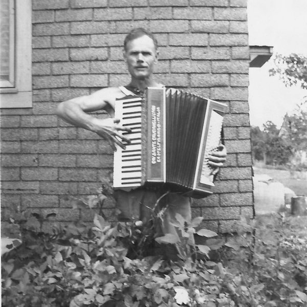 victoraccordian600h.jpg